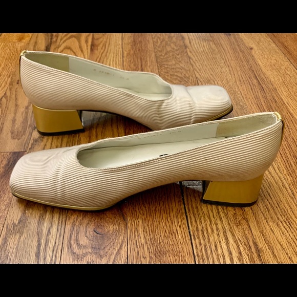 STUART WEITZMAN off-white, 2” gold heels. - Picture 4 of 4